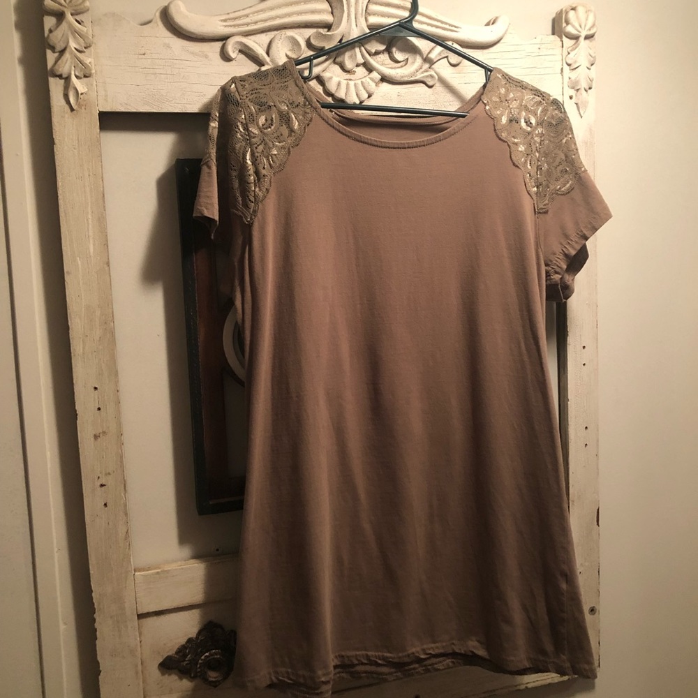 Precious Ladies Top, Size Large, Excellent condition!!!